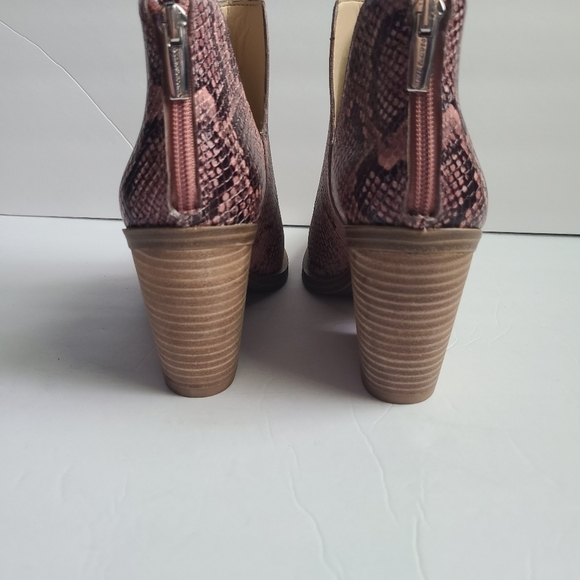 NWOT VINCE CAMUTO gigietta bootie ,snakeskin - Picture 5 of 11